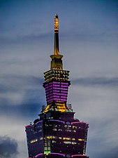 在星期日晚上的台北101顶端，点亮着紫色灯光