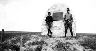 屠魔岗纪念碑，1929年