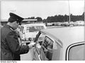 东德边防军检查车辆，1972年3月