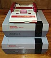 来自不同地区的红白机/NES比较。 上：日本版Famicom 中：欧洲版NES 下：北美版NES