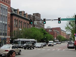 美国波士顿的信号悬臂杆，将三个车道的专用信号设置于同一信号杆上。