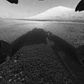2012年8月6日，好奇号”漫游车观察到的盖尔撞击坑内的埃俄利斯沼和夏普山。