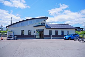 2017年经翻新及改装后的油川站，摄于2020年8月。