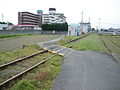 纪州铁道 学门站附近的铁路道口（2009年5月摄影）：遮断机、警报机与标识皆未设置，仅有踏板。