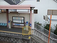 车站近北侧，武库川堤防上的道路。