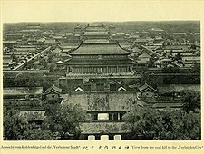 1900年至1903年间，从景山上眺望神武门内皇宫院，可见神武门北侧的北上门（现已拆除），以及景山门（位于图中最下方）