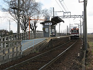 前往平田町的列车进站中
