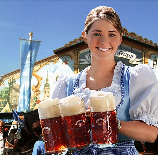 图为赫佰仕酿酒厂的女侍应，该酿酒厂是啤酒节的传统供应商之一。女侍应身上穿的紧腰阔摆裙是巴伐利亚州的传统女性服饰。今天是啤酒节的最后一天。