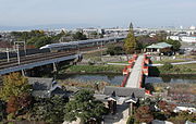 从清洲城望向名二环。环绕名古屋市周边的环状道路与多条出入名古屋市内的铁道与干线道路交叉[24]。