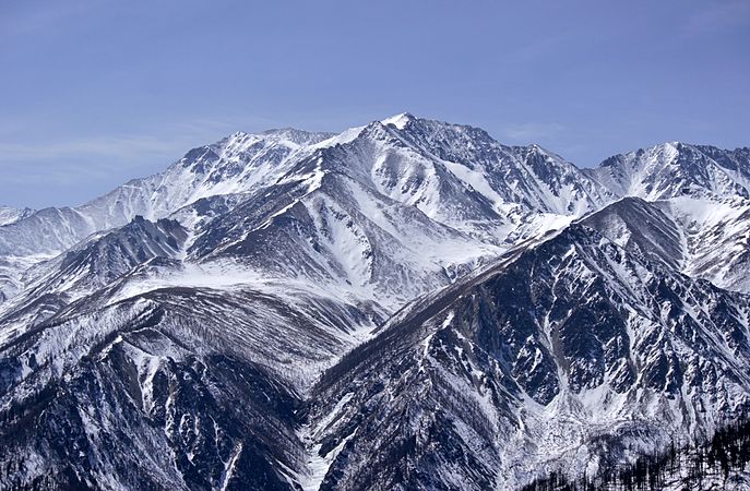 图为俄罗斯布里亚特共和国萨彦岭中的门赫雪山。