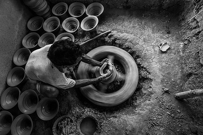 图为工作中的制陶人，摄于孟加拉的班叙卡拉镇，距离吉大港约数公里。当地人坚守数十年的制陶传统，用生泥制出各种器具后放入窑内烧制成型。