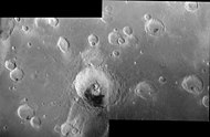 海盗1号轨道器拍摄的拼接图，拉道陨击坑位于底部中间。