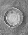 火星全球探勘者号拍摄的斯基亚帕雷利撞击坑内地层状况。