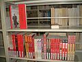 扬州市图书馆的部分藏书（但是图片里没有关于生于斯长于斯的那位人士的书籍）