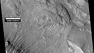 HiWish计划下高分辨率成像科学设备显示的班伯格陨坑中的冲沟和大规模土石流，在接下来的两幅图片中冲沟部分将被放大。