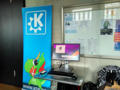 德国奥格斯堡Linux-Infotag 2016期间布置在KDE展台旁边的Konqi海报。