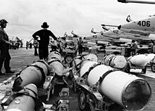 1966年越战期间，奥里斯卡尼号的水兵忙于为战机挂载武装。奥里斯卡尼号是少数于越战时仍担任攻击航母的埃塞克斯级。