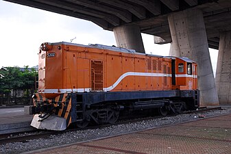 停放在泰安车站高架桥下作为静态展示的S300型柴电机车（S302号）