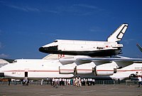 1989年6月，参加巴黎国际航空太空展并搭载着暴风雪号航天飞机的安-225运输机。