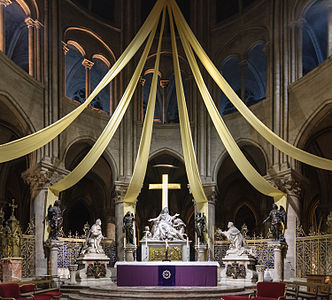 巴黎圣母院的祭坛，内有路易十三和路易十四的跪像