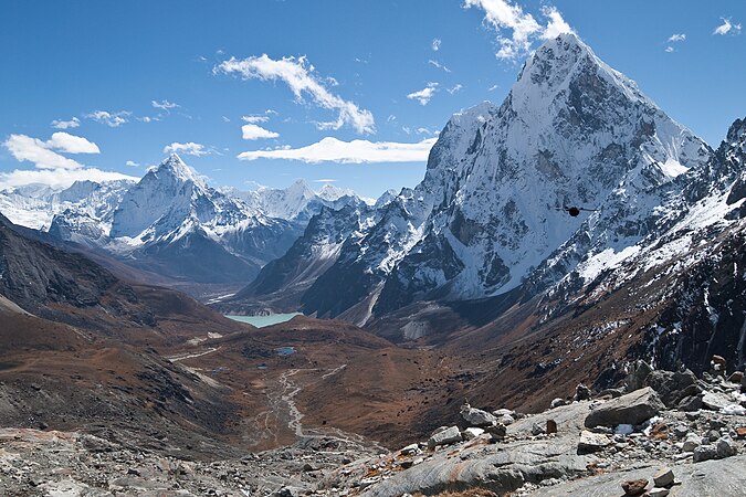 乔拉杰峰（6,440 米）、阿玛达布拉姆峰和其他喜马拉雅山峰的景观。 1982年4月22日，一支美国登山队首次成功攀登乔拉杰峰。