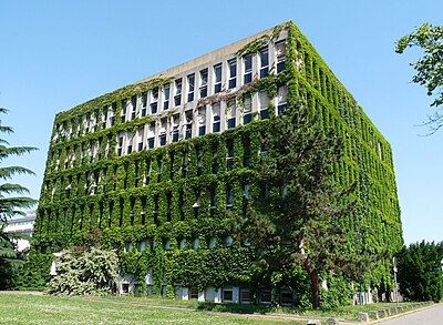  生物技术学院大楼。