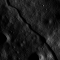 位于白贝罗环形山东北内壁坡底的山脊，月球勘测轨道飞行器拍摄，宽度约1410米。