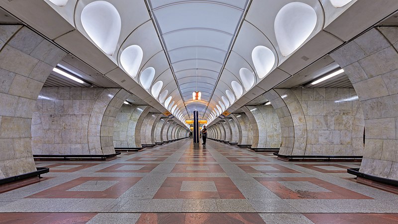 图为捷克首都布拉格的天使地铁站。