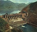新安江水电站位于浙江省杭州市，建成于1960年，是新中国成立后第一座自行设计建造的大型水电站。