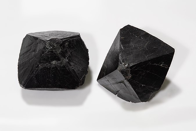 图为双锥体锡石，化学式为SnO2。采自中国四川省平武县雪宝顶南麓。边长约为30厘米。