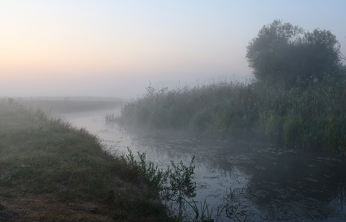 图为乌克兰文尼察区杰斯纳河于破晓时分的景色。杰斯纳河是南布格河的支流。
