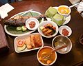印尼巽他料理，包括Ikan bakar（烤鱼）、Nasi timbel（蕉叶包饭）、Ayam goreng（炸鸡）、Sambal（辣椒酱）、Tempe goreng（炸天贝）、Tahu goreng（炸豆腐）以及Sayur asem（酸味蔬菜汤），加了莱姆的水是用来洗手的，叫做Kobokan