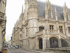 The West wing, built between 1499 and 1507, with its flamboyant Gothic style bell tower flanked by a neo-Gothic staircase.