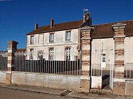 The town hall and school in Vinneuf