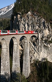瑞士著名的冰河快车穿行在兰瓦瑟高架桥上，正在进入兰瓦瑟隧道