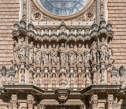 修道院正面墙上的基督和使徒。摄于西班牙加泰罗尼亚莫尼斯特罗尔-德蒙塞拉特的蒙塞拉特修道院。