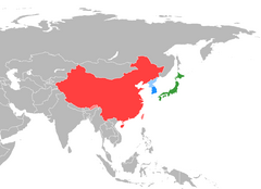 在东亚地图上标明中国（红色）、 日本（绿色）和韩国（蓝色）。