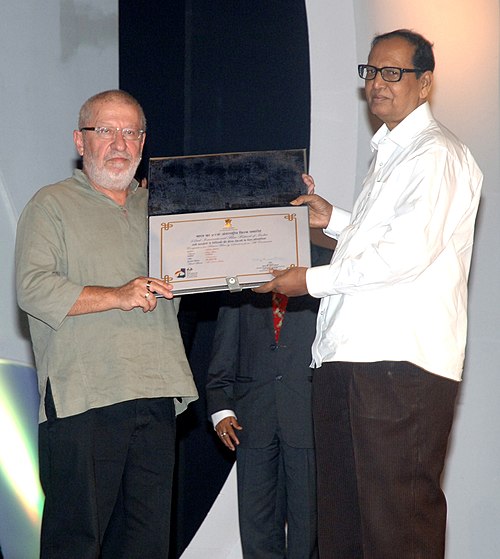 Chowdhury Mohan Jatua presenting the award for the Best Actor to Mr. Sasson Gabey for the film “Restoration” at the closing ceremony of the 42nd International Film Festival of India (IFFI-2011), at Panaji, Goa.jpg