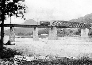 北惠那铁道线电力动车组正在越过木曾川桥梁