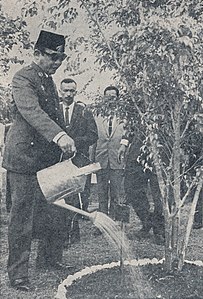 Sukarno gardening