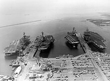 时移世易：越战时期，四艘美国航空母舰停泊于阿拉米达。最左面为中途岛级的珊瑚海号；最右为全球第一艘核动力航空母舰企业号。两舰不论在性能或体型，均将中间的两艘埃塞克斯级－－汉考克号及奥里斯卡尼号比下去。