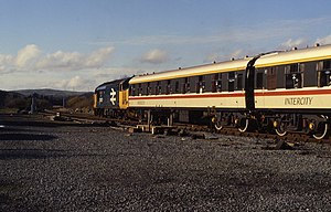 使用英国铁路城际列车（英语：InterCity (British Rail)）涂装的“英国铁路1型客车”开放式一等座车，1988年11月拍摄。