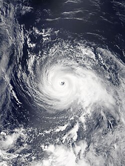 8月22日，达到强度巅峰的台风西马仑，风眼清晰可见。