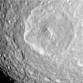 卡西尼号拍摄的影像中可见在左下的撞击坑缘反照率的变化。