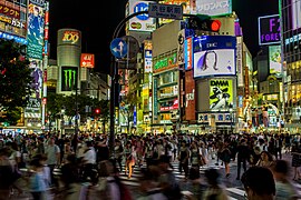 涩谷站前交叉口夜景（2016年7月24日摄）