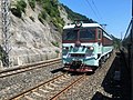 韶山3型電力機車牽引貨列於站內