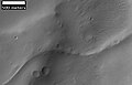 这张弯曲山脊的影像可能是原始河道形成的倒转地形。本影像由高分辨率成像科学设备（HiRISE）的 HiWish 计划拍摄。