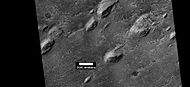 高分辨率成像科学设备拍摄的克罗梅林陨石坑，显示了分层结构。