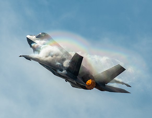 圖為F-35傳統飛行隊的表演，攝於美國德克薩斯州沃思堡的2018年貝爾沃思堡聯盟航空展。