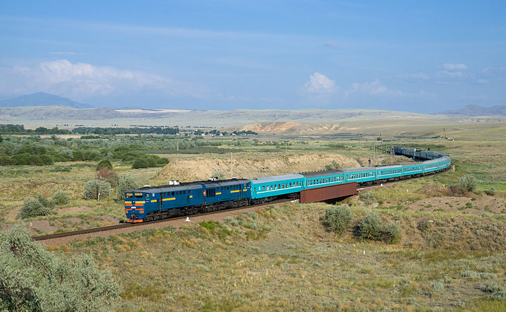 图为由哈萨克斯坦铁路2TE10U型柴油机车驱动的克孜勒奥尔达－塞米巴拉金斯克22号列车。
